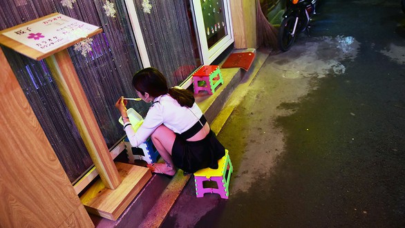 Bar kiểu Nhật ở Sài Gòn: Chăm khách vì tiền - Ảnh 4. Bar kiểu Nhật ở Sài Gòn: Chăm khách vì tiền - Ảnh 4.