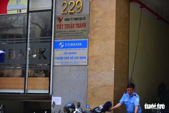 Toàn cảnh công an khám xét, bắt 2 nhân viên Eximbank TP.HCM - Ảnh 2. Toàn cảnh công an khám xét, bắt 2 nhân viên Eximbank TP.HCM - Ảnh 2.