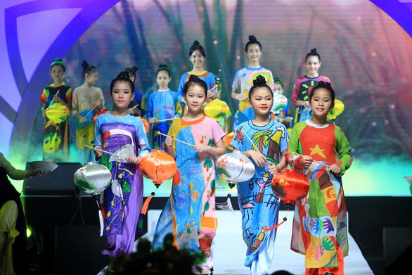Lễ hội áo dài 2018: thu hút 100.000 khách, tặng 6000 tà áo dài - Ảnh 1. Lễ hội áo dài 2018: thu hút 100.000 khách, tặng 6000 tà áo dài - Ảnh 1.