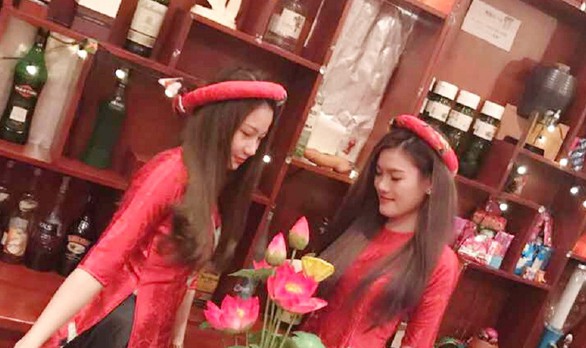 Bar kiểu Nhật ở Sài Gòn: Những khách Nhật si tình - Ảnh 1. Bar kiểu Nhật ở Sài Gòn: Những khách Nhật si tình - Ảnh 1.