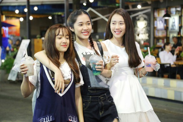 Hồng Vân khuyên con gái: Thanh niên bây giờ nó phóng túng lắm! - Ảnh 6. Hồng Vân khuyên con gái: Thanh niên bây giờ nó phóng túng lắm! - Ảnh 6.