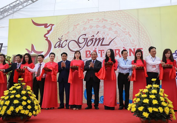 Thủ tướng Nguyễn Xuân Phúc: Tôi đến đây để quảng bá gốm sứ Bát Tràng - Ảnh 7. Thủ tướng Nguyễn Xuân Phúc: Tôi đến đây để quảng bá gốm sứ Bát Tràng - Ảnh 7.