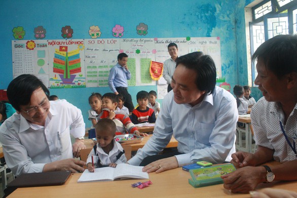 Bộ trưởng GD-ĐT thăm cậu trò tí hon K’Rể - Ảnh 1. Bộ trưởng GD-ĐT thăm cậu trò tí hon K’Rể - Ảnh 1.