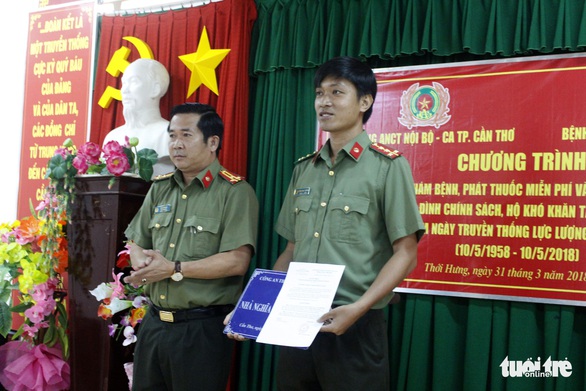 Công an Cần Thơ tặng quà, khám bệnh miễn phí cho người nghèo - Ảnh 2. Công an Cần Thơ tặng quà, khám bệnh miễn phí cho người nghèo - Ảnh 2.