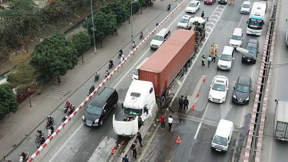 Xe container đâm nát dải phân cách, vành đai 3 tắc từ sáng tới trưa - Ảnh 2. Xe container đâm nát dải phân cách, vành đai 3 tắc từ sáng tới trưa - Ảnh 2.