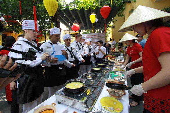 Đầu bếp tàu sân bay Mỹ nấu mì Quảng, làm nem rán, bánh xèo - Ảnh 2. Đầu bếp tàu sân bay Mỹ nấu mì Quảng, làm nem rán, bánh xèo - Ảnh 2.