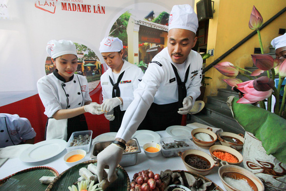 Đầu bếp tàu sân bay Mỹ nấu mì Quảng, làm nem rán, bánh xèo - Ảnh 5. Đầu bếp tàu sân bay Mỹ nấu mì Quảng, làm nem rán, bánh xèo - Ảnh 5.