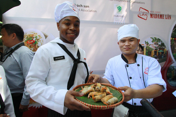 Đầu bếp tàu sân bay Mỹ nấu mì Quảng, làm nem rán, bánh xèo - Ảnh 7. Đầu bếp tàu sân bay Mỹ nấu mì Quảng, làm nem rán, bánh xèo - Ảnh 7.