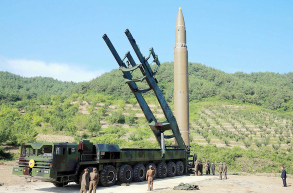 Kim Jong Un vồ vập Hàn Quốc để phá vòng vây của Mỹ? - Ảnh 5. Kim Jong Un vồ vập Hàn Quốc để phá vòng vây của Mỹ? - Ảnh 5.