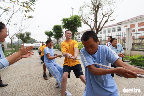 Lính Mỹ chơi kéo co, đập niêu với bệnh nhân Đà Nẵng - Ảnh 2. Lính Mỹ chơi kéo co, đập niêu với bệnh nhân Đà Nẵng - Ảnh 2.