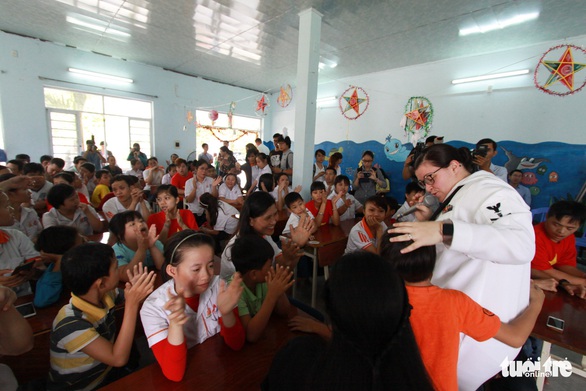 Lính hải quân Mỹ nhảy múa, chơi bóng rổ cùng trẻ em chất độc da cam - Ảnh 1. Lính hải quân Mỹ nhảy múa, chơi bóng rổ cùng trẻ em chất độc da cam - Ảnh 1.