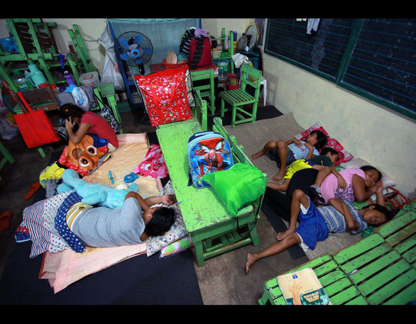 Philippines ban bố tình trạng thiên tai khi Mayon phun nham thạch đỏ rực - Ảnh 5.