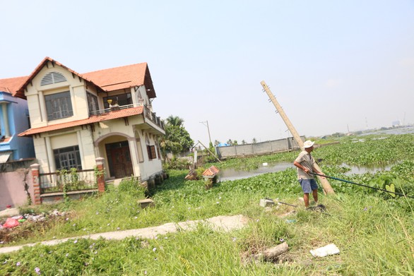 Dân TP.HCM sống phập phồng trong vùng sạt lở - Ảnh 5. Dân TP.HCM sống phập phồng trong vùng sạt lở - Ảnh 5.