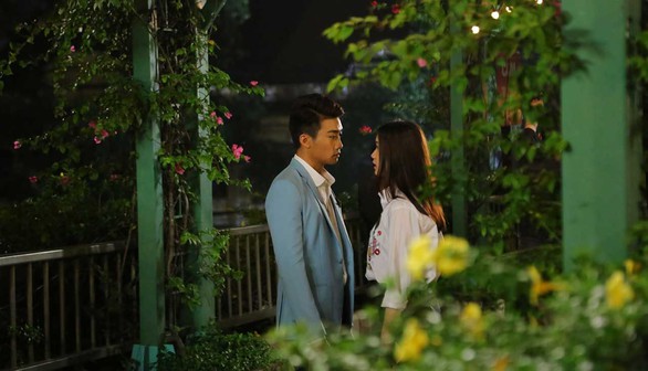 Hạ cuối tình đầu giống Em chưa 18 bao nhiêu phần trăm? - Ảnh 4. Hạ cuối tình đầu giống Em chưa 18 bao nhiêu phần trăm? - Ảnh 4.