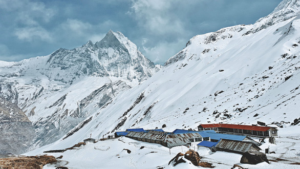 Ngắm những đỉnh núi ở Nepal đẹp lung linh trong tuyết - Ảnh 2.