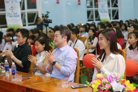Trẻ em dân tộc thiểu số lần đầu được xem Cô gái đến từ hôm qua - Ảnh 2. Trẻ em dân tộc thiểu số lần đầu được xem Cô gái đến từ hôm qua - Ảnh 2.