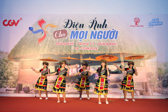 Trẻ em dân tộc thiểu số lần đầu được xem Cô gái đến từ hôm qua - Ảnh 6. Trẻ em dân tộc thiểu số lần đầu được xem Cô gái đến từ hôm qua - Ảnh 6.