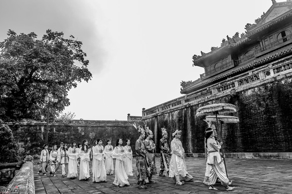 Độc đáo bộ ảnh kỷ yếu Hoàng cung của sinh viên Huế - Ảnh 3. Độc đáo bộ ảnh kỷ yếu Hoàng cung của sinh viên Huế - Ảnh 3.