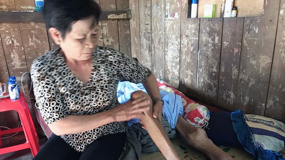 Liệt toàn thân vì vướng cáp viễn thông như thòng lọng trên đường - Ảnh 1. Liệt toàn thân vì vướng cáp viễn thông như thòng lọng trên đường - Ảnh 1.