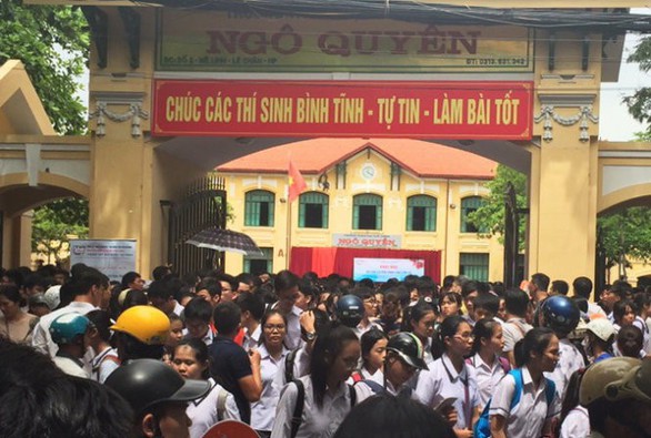 Đua thi lớp 10 bằng bài thi tổ hợp, thí sinh học bở hơi tai - Ảnh 1. Đua thi lớp 10 bằng bài thi tổ hợp, thí sinh học bở hơi tai - Ảnh 1.