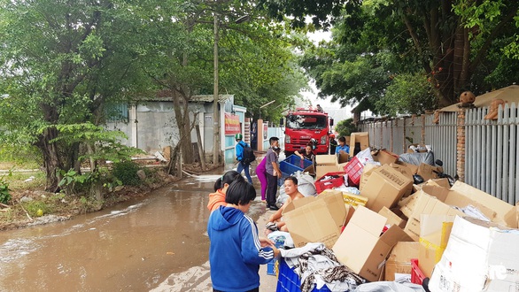 Công ty may ở Hóc Môn bốc cháy giữa trưa - Ảnh 3. Công ty may ở Hóc Môn bốc cháy giữa trưa - Ảnh 3.