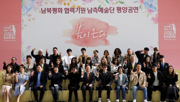 Ông Kim Jong Un vỗ tay theo nhạc khi coi K-pop biểu diễn - Ảnh 1. Ông Kim Jong Un vỗ tay theo nhạc khi coi K-pop biểu diễn - Ảnh 1.