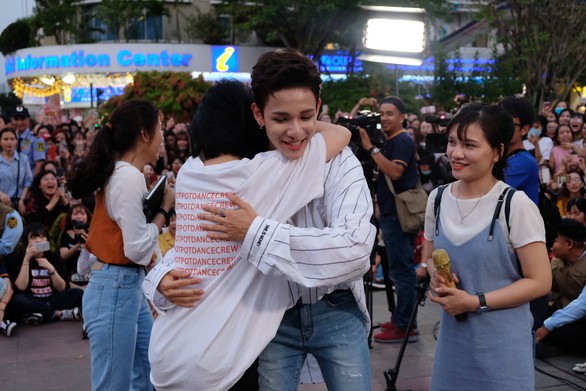 Kim Samuel nhảy cùng khán giả ở phố đi bộ Nguyễn Huệ - Ảnh 6. Kim Samuel nhảy cùng khán giả ở phố đi bộ Nguyễn Huệ - Ảnh 6.
