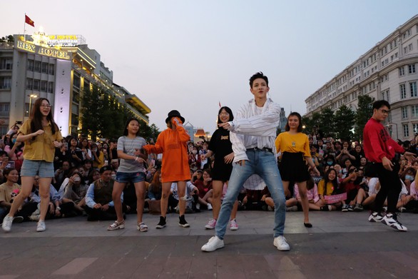 Kim Samuel nhảy cùng khán giả ở phố đi bộ Nguyễn Huệ - Ảnh 7. Kim Samuel nhảy cùng khán giả ở phố đi bộ Nguyễn Huệ - Ảnh 7.