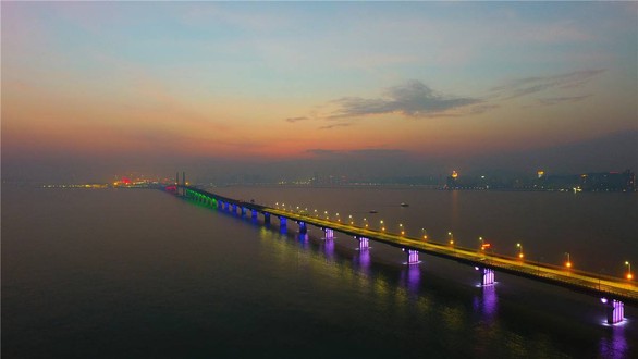 Choáng với cây cầu vượt biển dài nhất thế giới - Ảnh 2. Choáng với cây cầu vượt biển dài nhất thế giới - Ảnh 2.