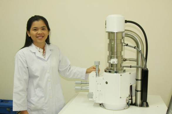 Nữ giảng viên trẻ chế keo giúp vết thương mau lành - Ảnh 1. Nữ giảng viên trẻ chế keo giúp vết thương mau lành - Ảnh 1.