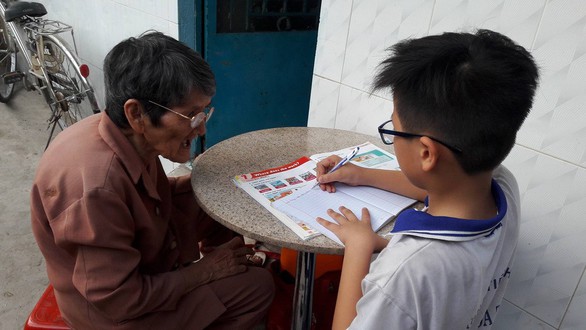Vượt lên nỗi buồn, cụ bà 80 tuổi vẫn dạy tiếng Anh kiếm tiền học nhạc - Ảnh 2. Vượt lên nỗi buồn, cụ bà 80 tuổi vẫn dạy tiếng Anh kiếm tiền học nhạc - Ảnh 2.