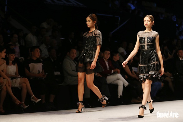 Hoa hậu chuyển giới quốc tế Hương Giang làm vedette trên sàn diễn - Ảnh 7. Hoa hậu chuyển giới quốc tế Hương Giang làm vedette trên sàn diễn - Ảnh 7.