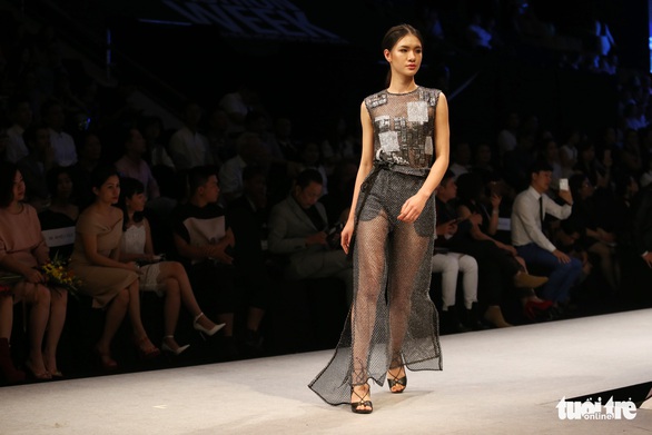 Hoa hậu chuyển giới quốc tế Hương Giang làm vedette trên sàn diễn - Ảnh 9. Hoa hậu chuyển giới quốc tế Hương Giang làm vedette trên sàn diễn - Ảnh 9.