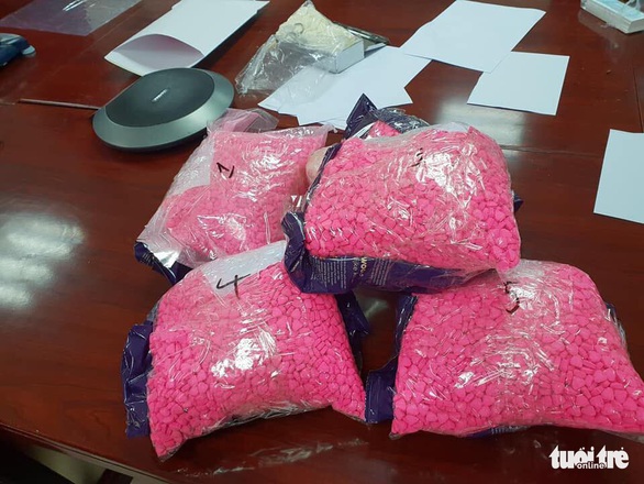 Lột bao cà phê gửi về từ Hà Lan thấy gần 10kg viên nén nghi ma túy - Ảnh 1. Lột bao cà phê gửi về từ Hà Lan thấy gần 10kg viên nén nghi ma túy - Ảnh 1.
