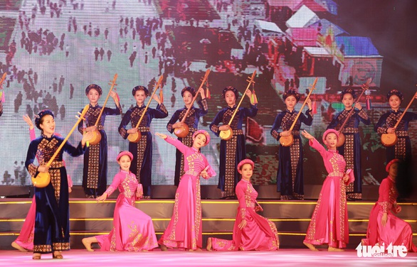 Hàng vạn khách xem show nghệ thuật mừng Giỗ Tổ Hùng Vương - Ảnh 7. Hàng vạn khách xem show nghệ thuật mừng Giỗ Tổ Hùng Vương - Ảnh 7.