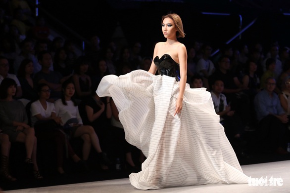 Võ Hoàng Yến ma mị với 2 xương sọ người trên vai - Ảnh 11. Võ Hoàng Yến ma mị với 2 xương sọ người trên vai - Ảnh 11.