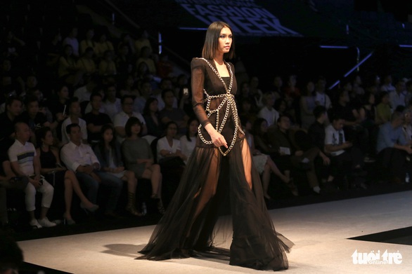 Võ Hoàng Yến ma mị với 2 xương sọ người trên vai - Ảnh 15. Võ Hoàng Yến ma mị với 2 xương sọ người trên vai - Ảnh 15.