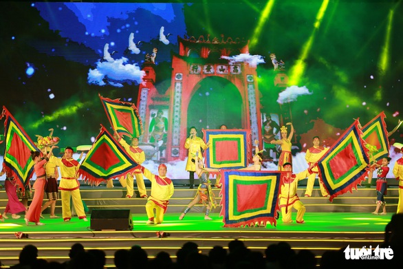 Hàng vạn khách xem show nghệ thuật mừng Giỗ Tổ Hùng Vương - Ảnh 4. Hàng vạn khách xem show nghệ thuật mừng Giỗ Tổ Hùng Vương - Ảnh 4.