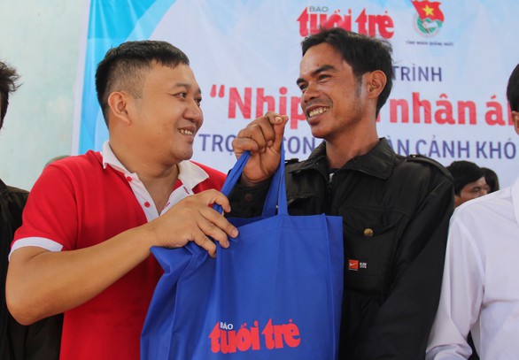 Nhịp cầu nhân ái đến với người dân Quảng Ngãi - Ảnh 1. Nhịp cầu nhân ái đến với người dân Quảng Ngãi - Ảnh 1.