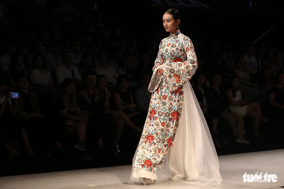Chiều Xuân là hoàng hậu, Ngọc Trinh là công chúa diễn thời trang - Ảnh 7. Chiều Xuân là hoàng hậu, Ngọc Trinh là công chúa diễn thời trang - Ảnh 7.