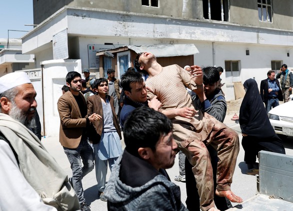 IS đánh bom liều chết làm 57 người thiệt mạng ở thủ đô Afghanistan - Ảnh 1. IS đánh bom liều chết làm 57 người thiệt mạng ở thủ đô Afghanistan - Ảnh 1.