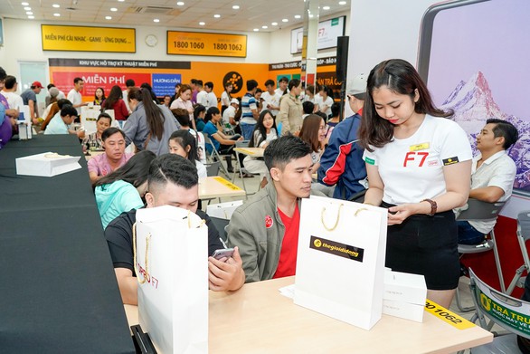 OPPO F7 ngày đầu lên kệ: mỗi phút bán được 24 máy - Ảnh 1. OPPO F7 ngày đầu lên kệ: mỗi phút bán được 24 máy - Ảnh 1.