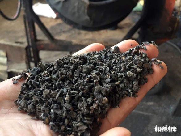 Trộn phế phẩm cà phê nhuộm pin vào tiêu để tăng trọng lượng - Ảnh 1. Trộn phế phẩm cà phê nhuộm pin vào tiêu để tăng trọng lượng - Ảnh 1.
