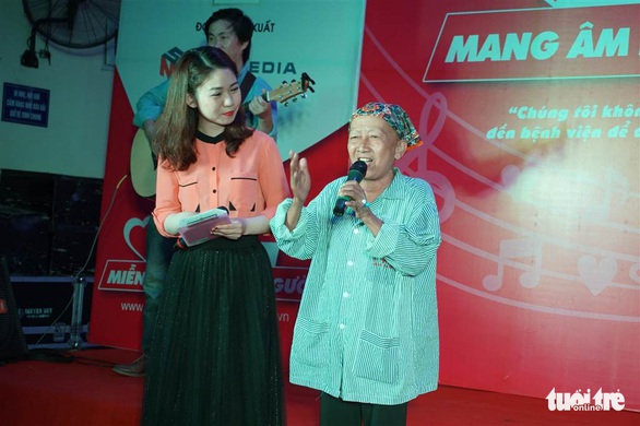 Cảm động bệnh nhân ung thư hát Búp măng non ở viện K - Ảnh 8. Cảm động bệnh nhân ung thư hát Búp măng non ở viện K - Ảnh 8.