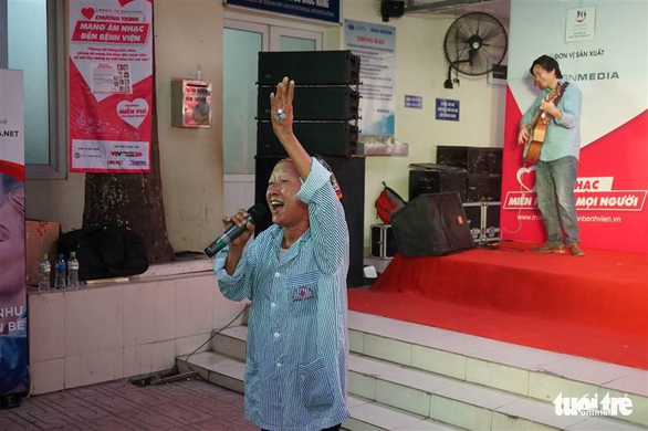 Cảm động bệnh nhân ung thư hát Búp măng non ở viện K - Ảnh 9. Cảm động bệnh nhân ung thư hát Búp măng non ở viện K - Ảnh 9.