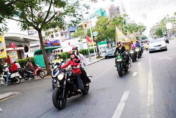 Ý kiến trái chiều quanh việc mặc bà ba chạy môtô khủng cổ vũ lễ hội - Ảnh 2. Ý kiến trái chiều quanh việc mặc bà ba chạy môtô khủng cổ vũ lễ hội - Ảnh 2.