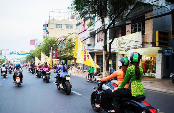 Ý kiến trái chiều quanh việc mặc bà ba chạy môtô khủng cổ vũ lễ hội - Ảnh 3. Ý kiến trái chiều quanh việc mặc bà ba chạy môtô khủng cổ vũ lễ hội - Ảnh 3.