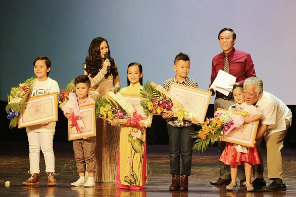 Liên hoan kịch để nghệ sĩ có huy chương xét tặng danh hiệu? - Ảnh 7. Liên hoan kịch để nghệ sĩ có huy chương xét tặng danh hiệu? - Ảnh 7.