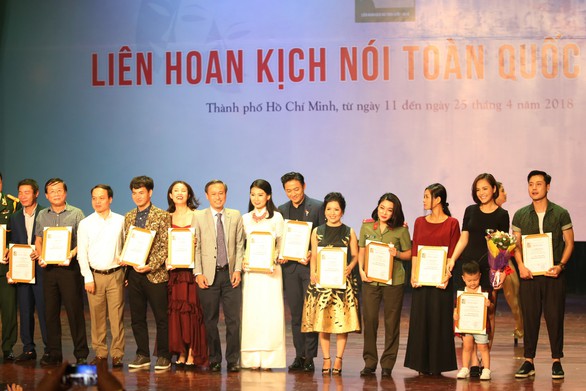 Liên hoan kịch để nghệ sĩ có huy chương xét tặng danh hiệu? - Ảnh 9. Liên hoan kịch để nghệ sĩ có huy chương xét tặng danh hiệu? - Ảnh 9.
