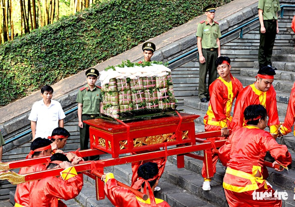 Hàng ngàn người dự giỗ Tổ Hùng Vương tại TP.HCM - Ảnh 4. Hàng ngàn người dự giỗ Tổ Hùng Vương tại TP.HCM - Ảnh 4.